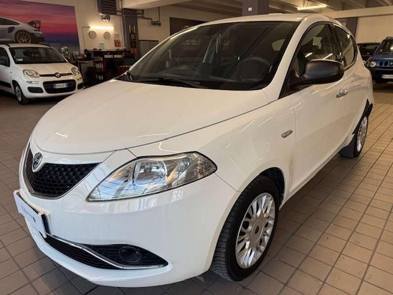 Usata Lancia Ypsilon Platinum 69 CV (50 kW) 2016 Bianco Utilitaria