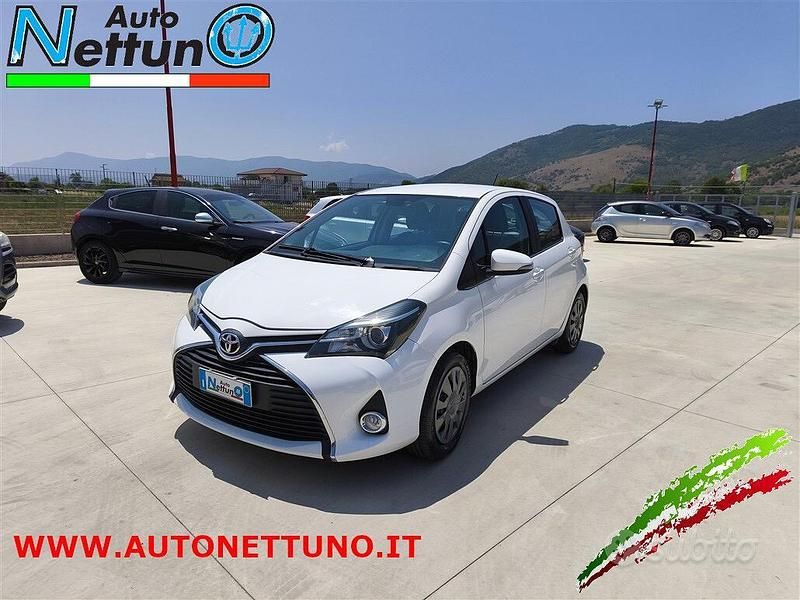Usata Toyota Yaris Lounge 69 CV (50 kW) 2016 Bianco Berlina