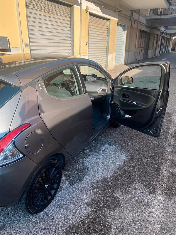 Usata Lancia Ypsilon 69 CV (50 kW) 2015 Grigio Utilitaria