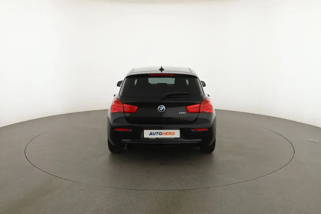 Begagnad BMW 118 Sport Line 136 HK (100 kW) 2016 Svart Halvkombi