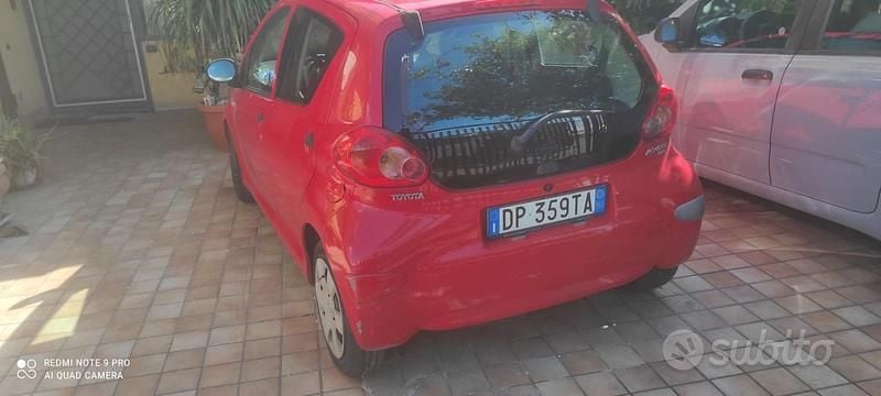 Usado Toyota Aygo 68 HP (50 kW) 2009 Vermelho Citadino