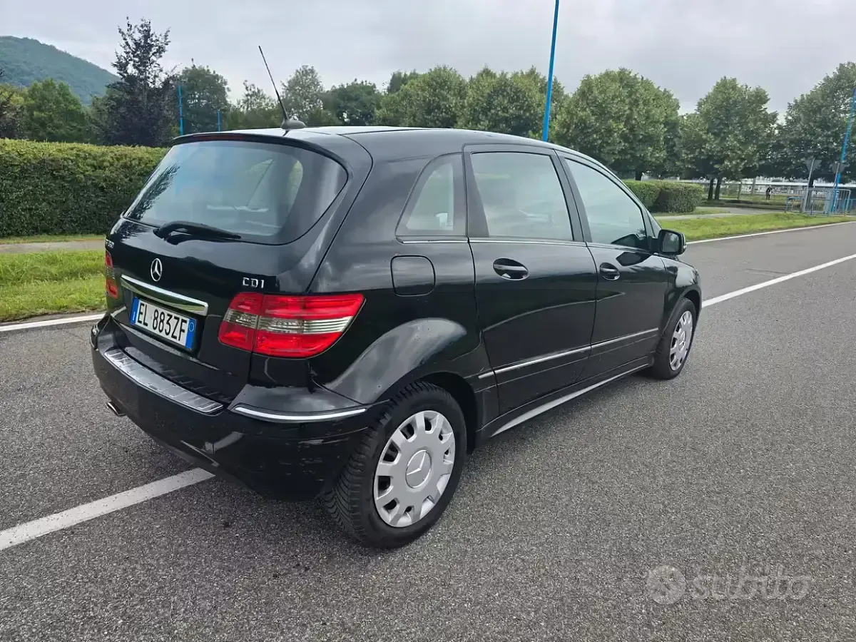 Usata Mercedes B180 Chrome 109 CV (80 kW) 2011 Nero Utilitaria