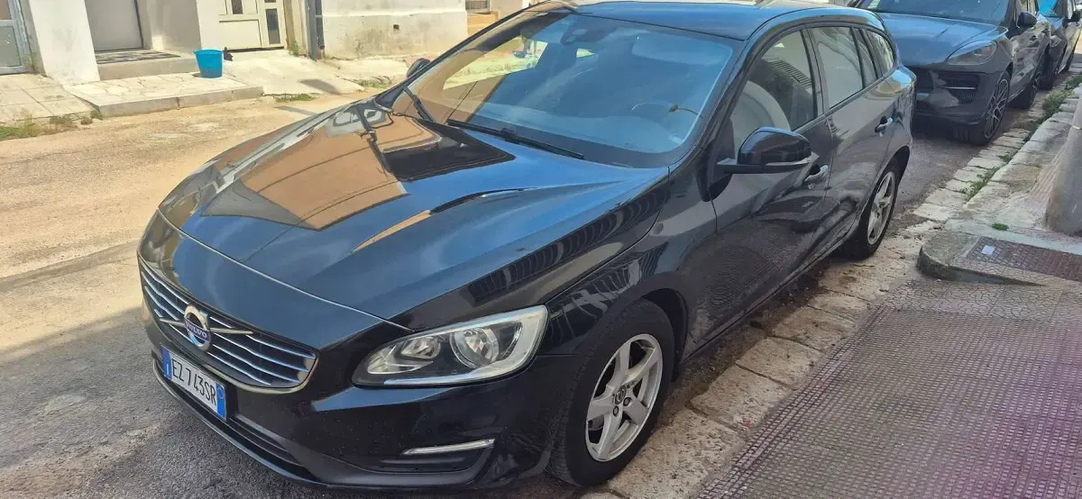 Usata Volvo V60 R-Design Momentum 114 CV (83 kW) 2015 Nero Station wagon
