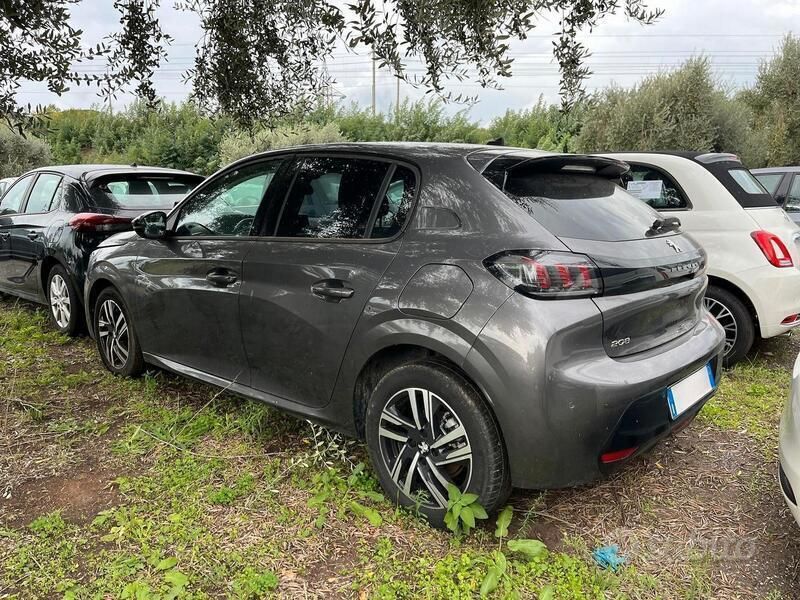 Usata Peugeot 208 Allure 102 CV (75 kW) 2022 Grigio Utilitaria