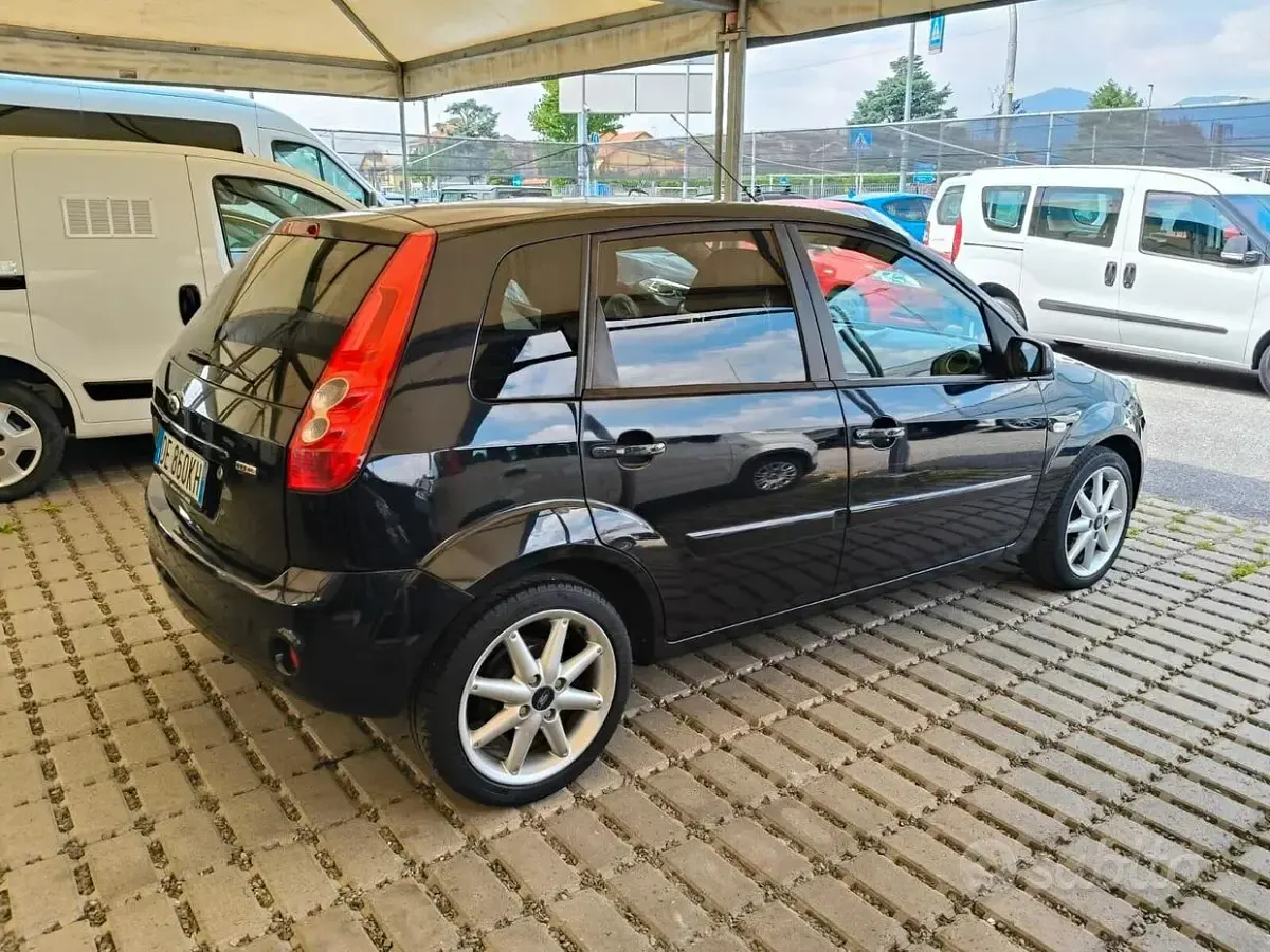 Usata Ford Fiesta Ghia 68 CV (50 kW) 2007 Nero Utilitaria