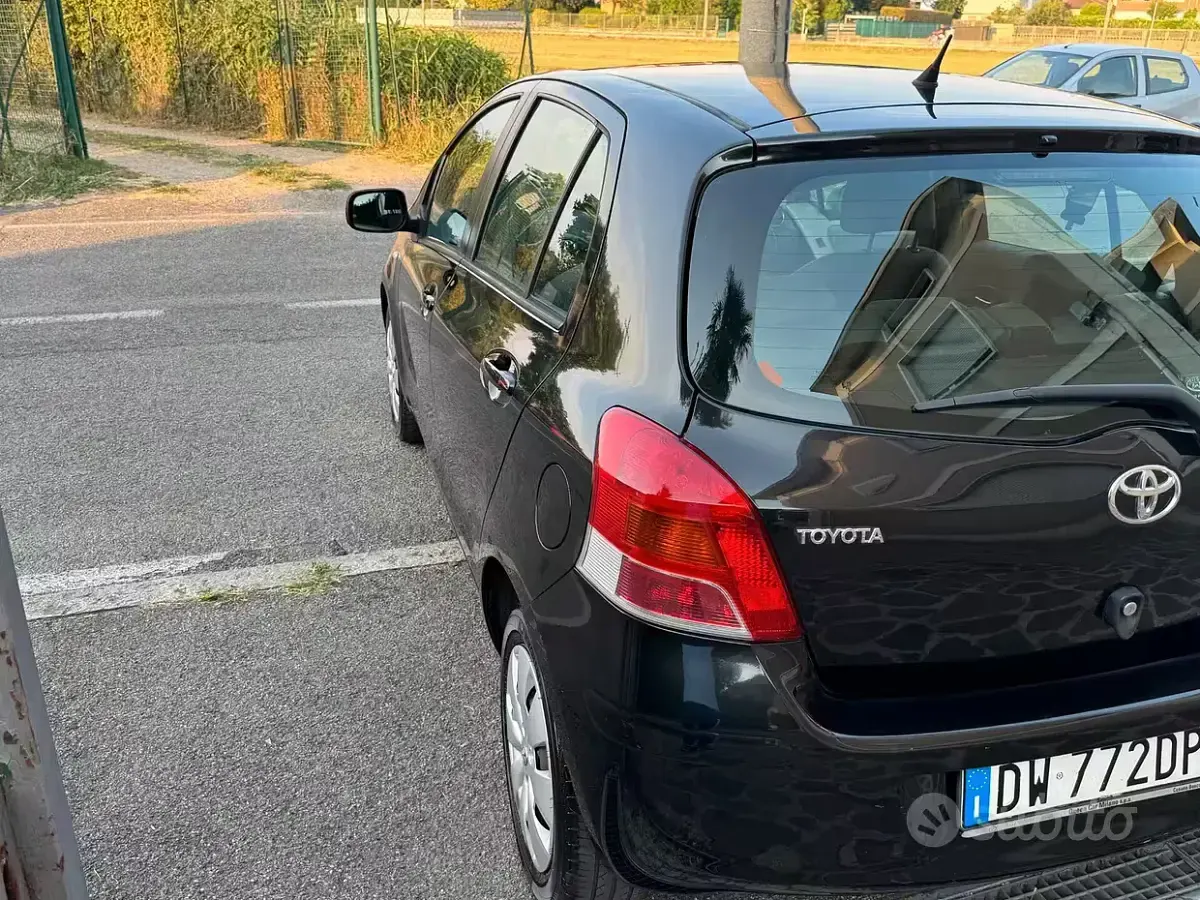 Usata Toyota Yaris Sol 101 CV (74 kW) 2009 Nero Utilitaria