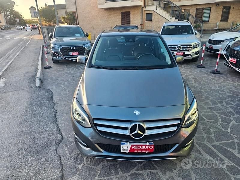 Usata Mercedes B180 Premium 108 CV (79 kW) 2016 Grigio Monovolume