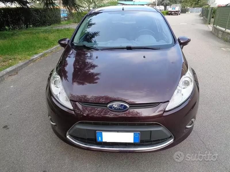 Usata Ford Fiesta 82 CV (60 kW) 2011 Marrone Utilitaria