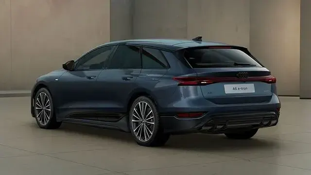 Usata Audi A6 e-tron S-Line 138 kW (188 CV) 2025 Blu plasma metallizzato Station wagon