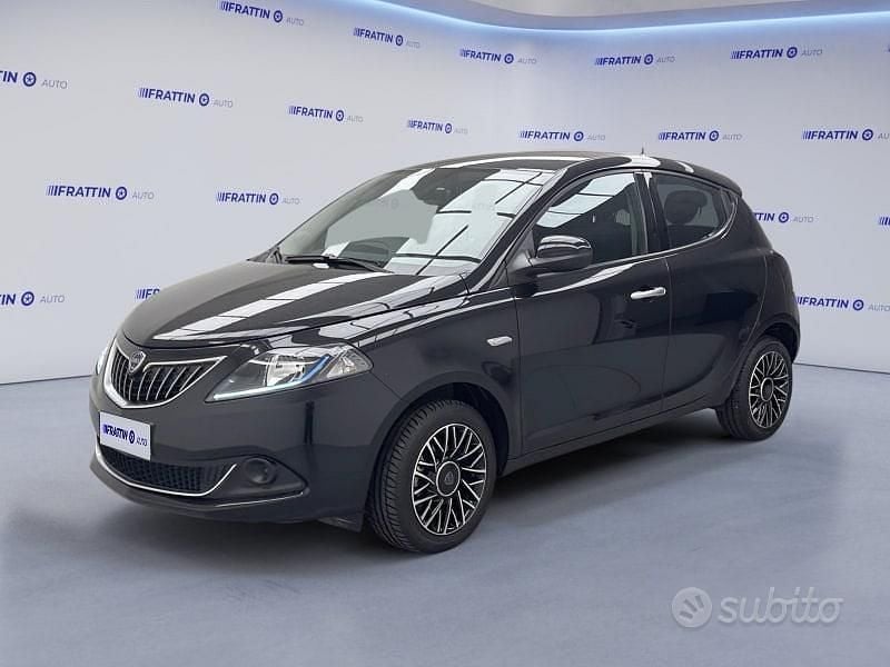 Grigio pietra Usata 2024 Lancia Ypsilon S Due volumi | 13.990 € (Cara) - Immagine 1/4