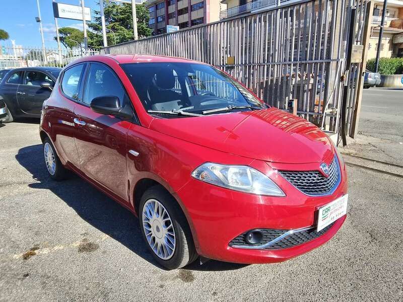 Usata Lancia Ypsilon Silver 69 CV (50 kW) 2017 Rosso pastello Utilitaria
