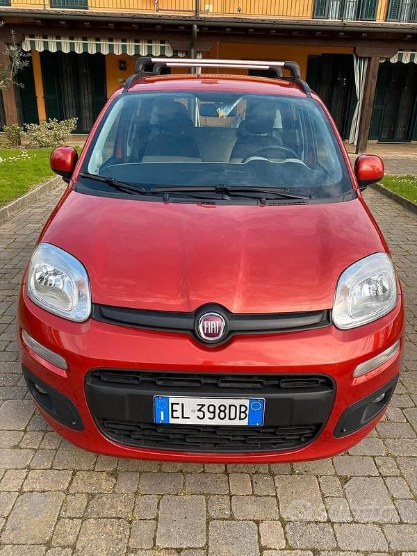 Usata Fiat Panda Lounge 69 CV (50 kW) 2012 Rosso Utilitaria