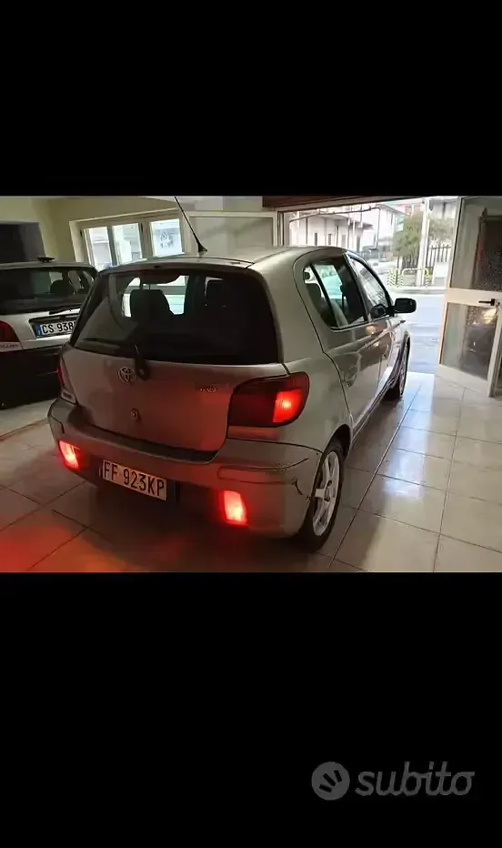 Usata Toyota Yaris 105 CV (77 kW) 2003 Grigio Berlina