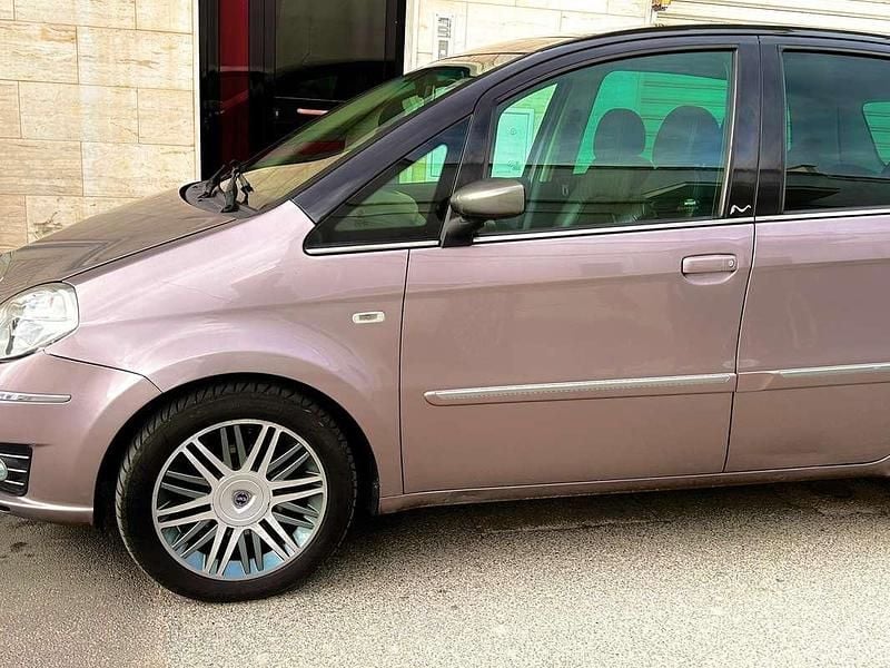 Begagnad Lancia Musa 92 HK (67 kW) 2011 Beige Minibuss