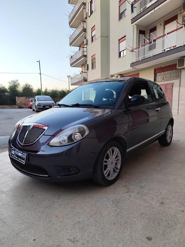 Usata Lancia Ypsilon 75 CV (55 kW) 2012 Grigio Utilitaria