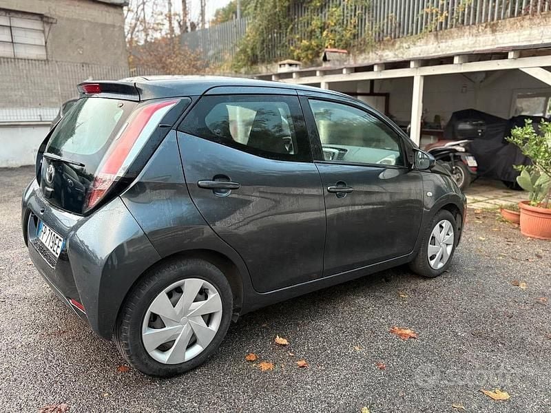 Usata Toyota Aygo Cool 69 CV (50 kW) 2018 Grigio Utilitaria