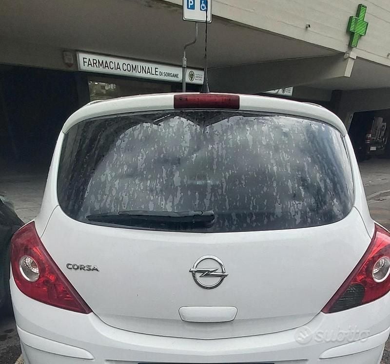 Bianco Usata 2012 Opel Corsa Tre volumi | 2600 € (Super prezzo) - Immagine 1/4