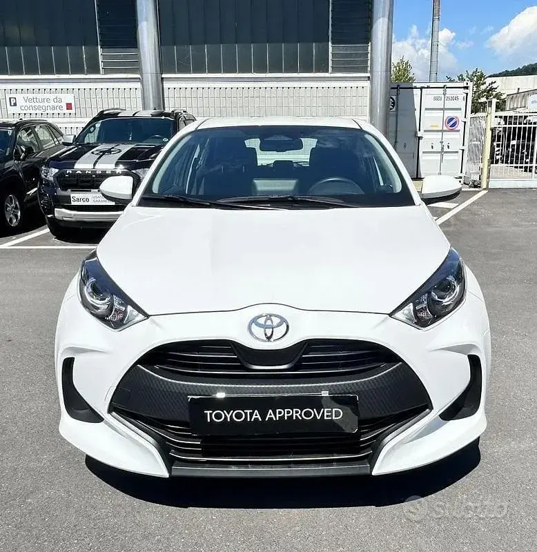 Usata Toyota Yaris Hybrid Active 115 CV (84 kW) 2025 Bianco Berlina