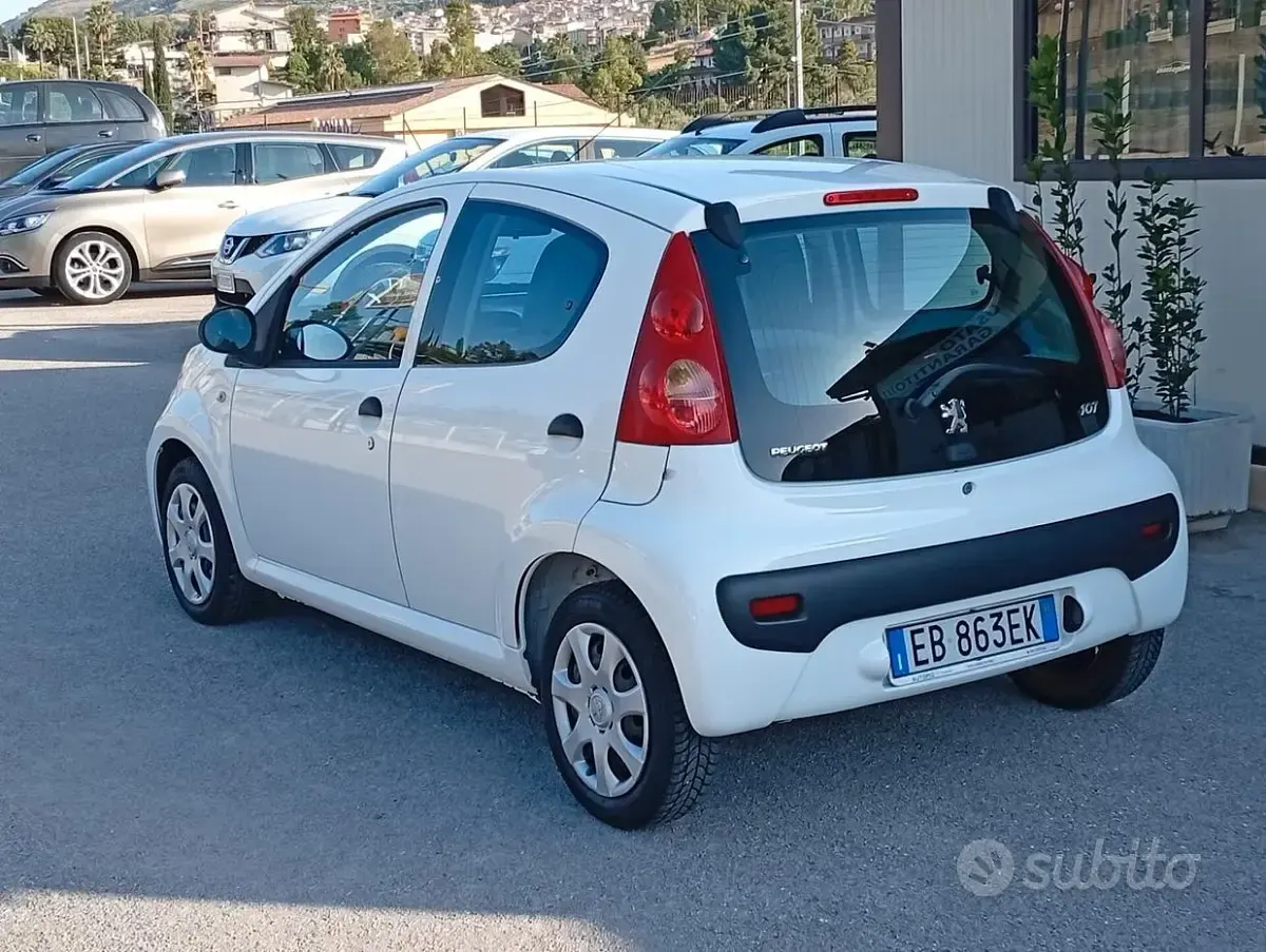 Usata Peugeot 107 Access 68 CV (50 kW) 2011 Bianco Utilitaria