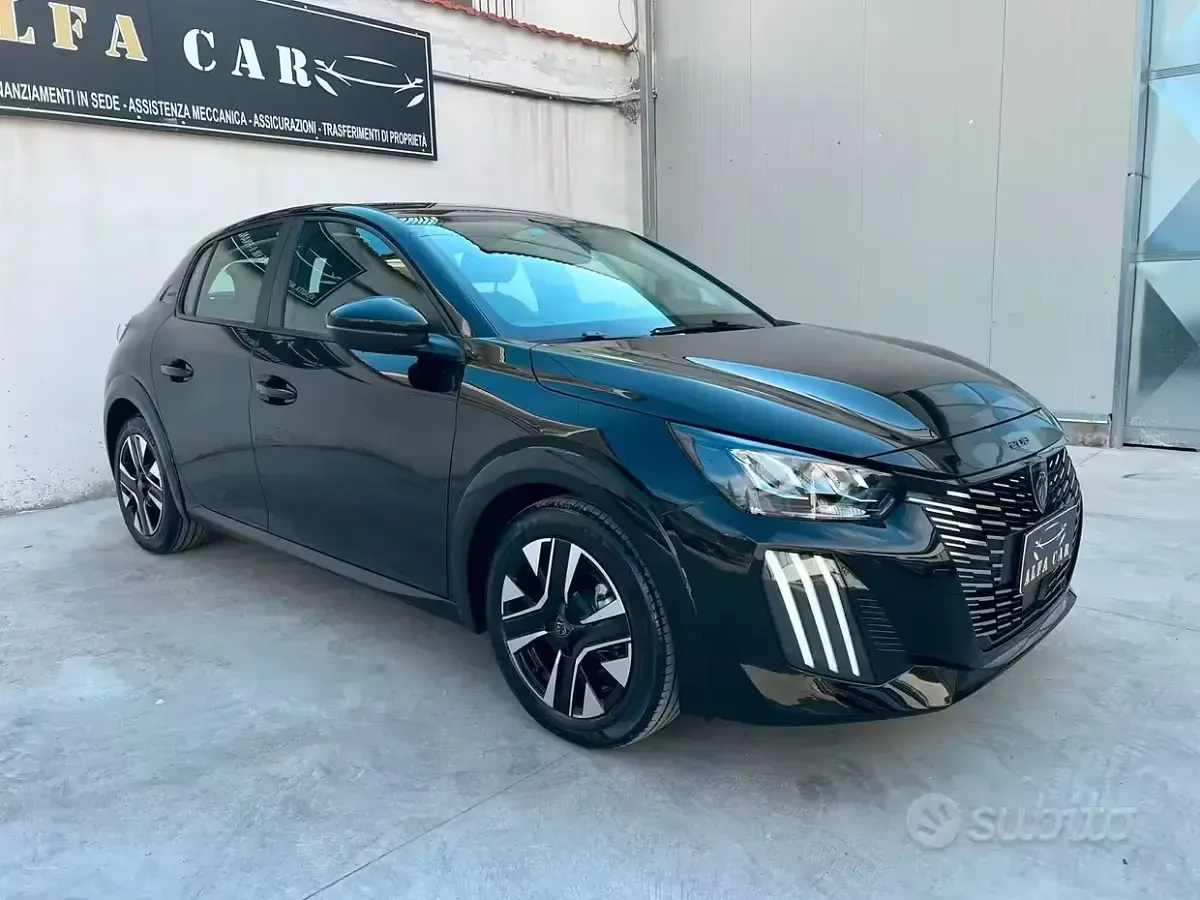 Usata Peugeot 208 101 CV (74 kW) 2025 Nero Utilitaria