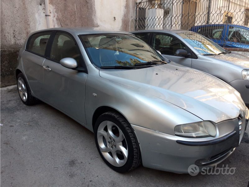 Usata Alfa Romeo 147 116 CV (85 kW) 2002 Grigio Utilitaria