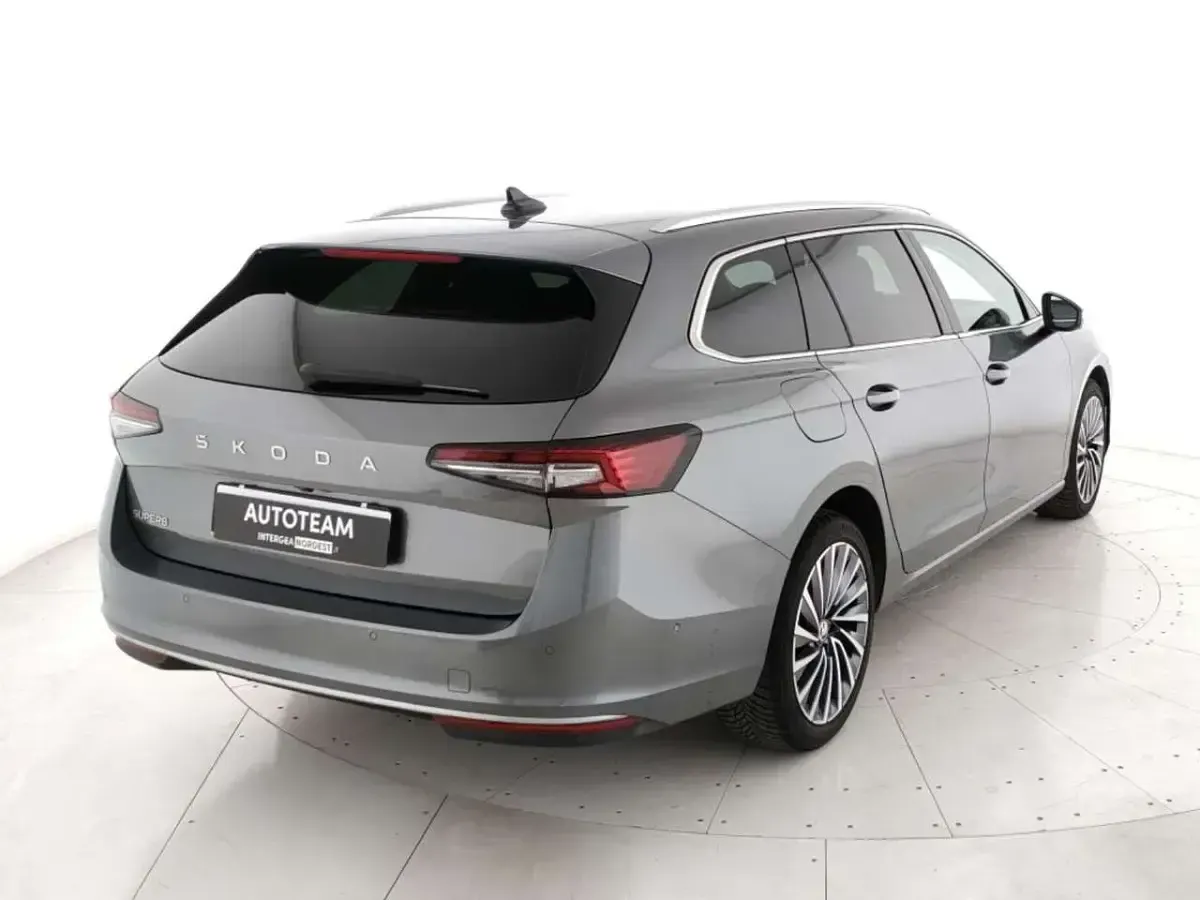 Usata Skoda Superb LAURIN & KLEMENT 150 CV (110 kW) 2024 Grigio metall. Station wagon