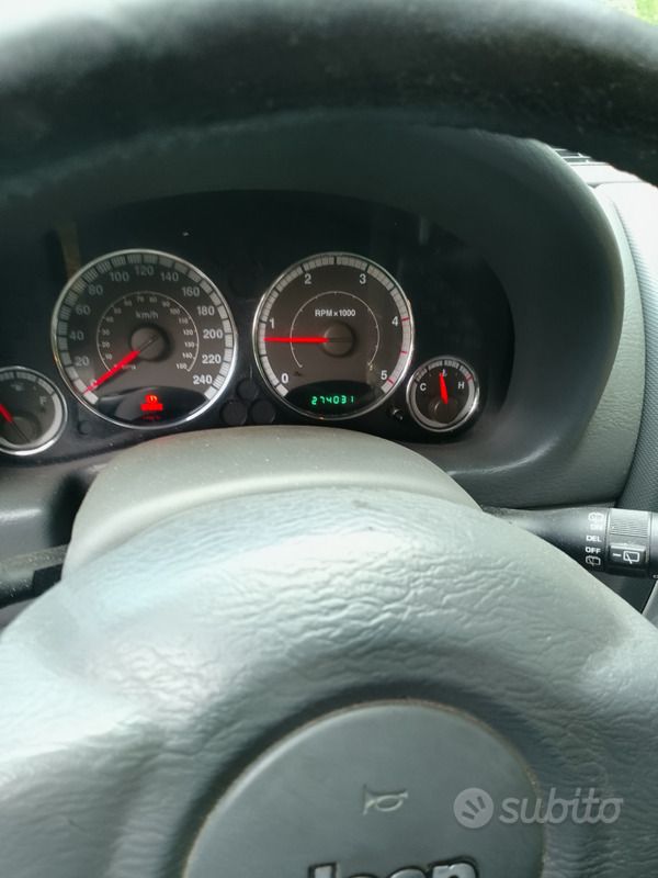 Usata Jeep Cherokee 163 CV (119 kW) 2005 Grigio SUV