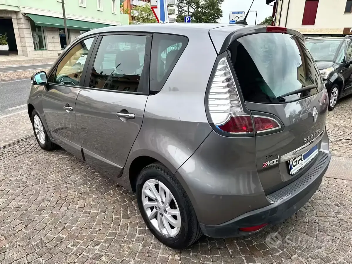 Usata Renault Scénic LIMITED 110 CV (80 kW) 2016 Grigio Monovolume