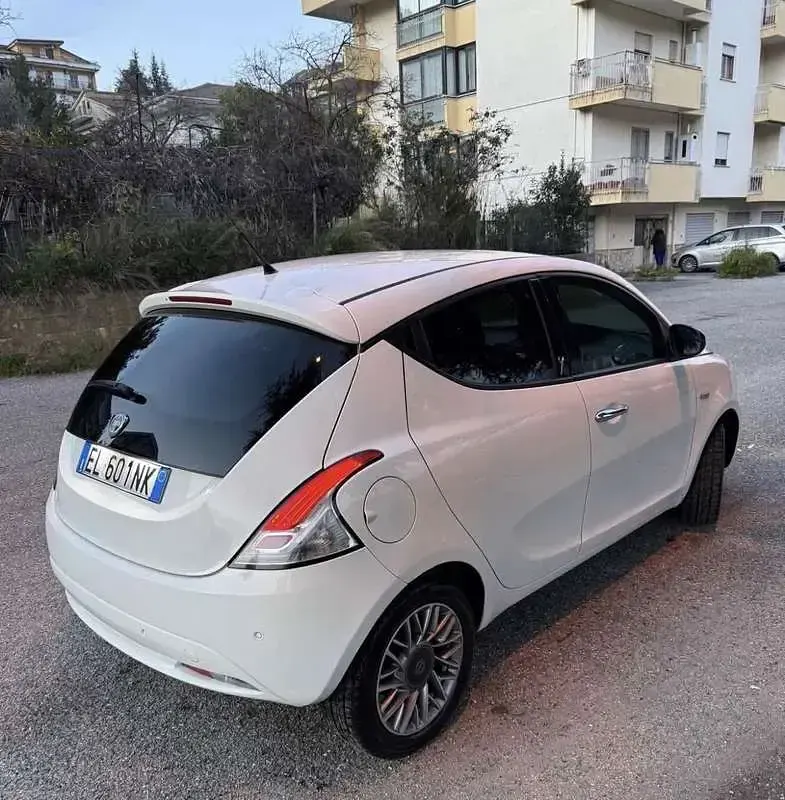 Usata Lancia Ypsilon Gold 95 CV (69 kW) 2012 Bianco Utilitaria