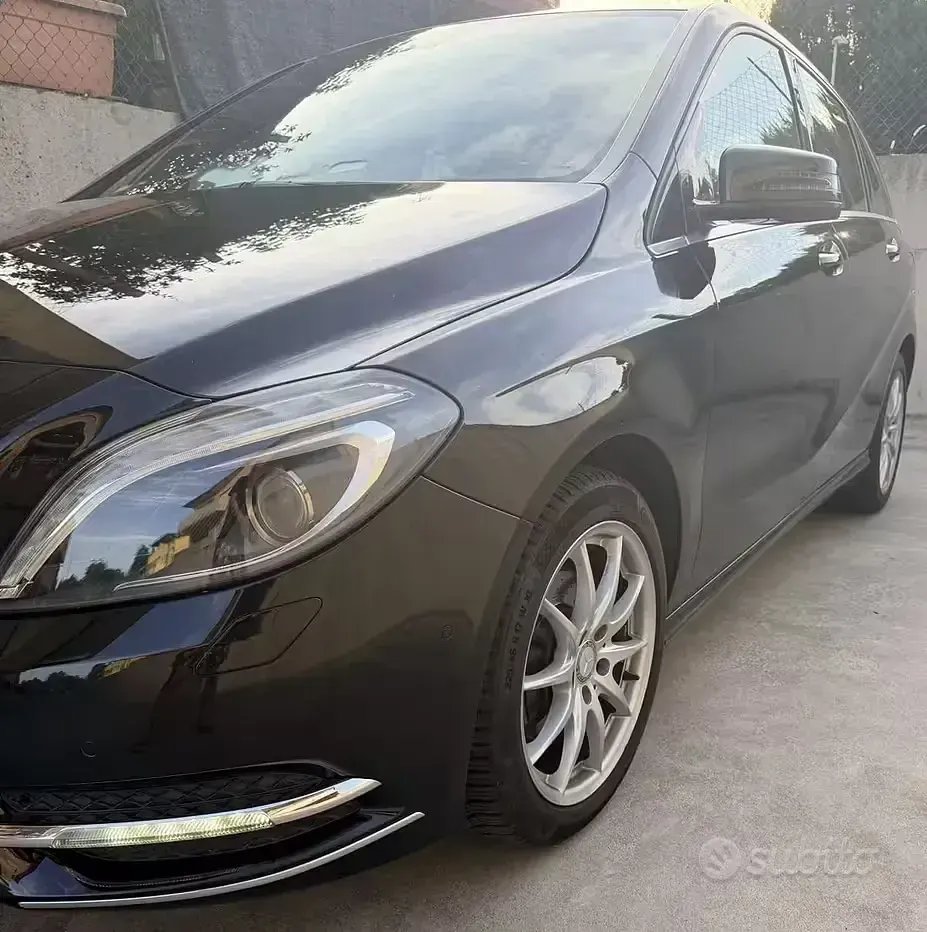 Usata Mercedes B180 122 CV (89 kW) 2013 Nero Utilitaria