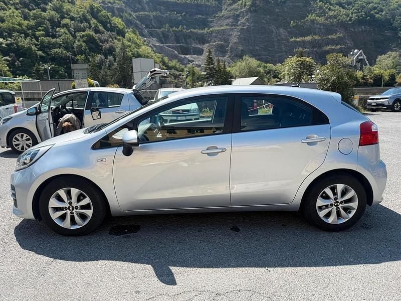 Usata Kia Rio 85 CV (62 kW) 2017 Argento Berlina