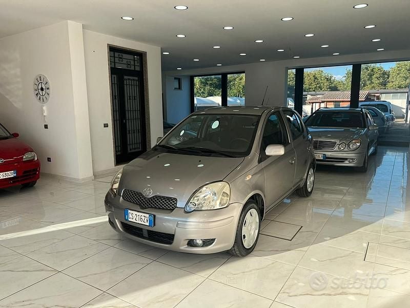 Grigio Usata 2005 Toyota Yaris Sol Tre volumi | 4990 € (Molto cara) - Immagine 1/4