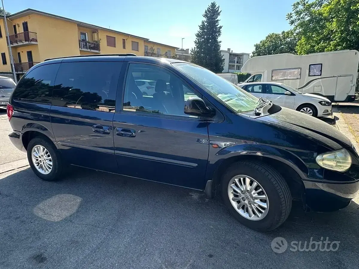 Usata Chrysler Voyager Limited 150 CV (110 kW) 2006 Blu Monovolume