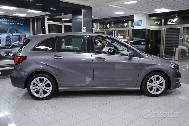 Usata Mercedes B200 136 CV (100 kW) 2017 Grigio Monovolume