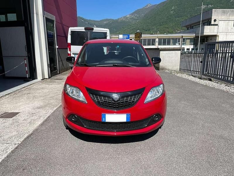 Usata Lancia Ypsilon Silver 69 CV (50 kW) 2024 Rosso Utilitaria