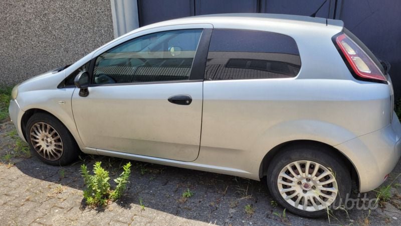 Grigio Usata 2012 Fiat Punto Due volumi | 800 € (Super prezzo) - Immagine 1/4