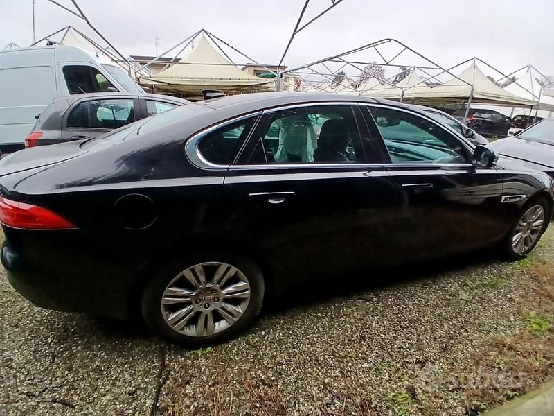 Usata Jaguar XF 180 CV (132 kW) 2018 Nero Berlina