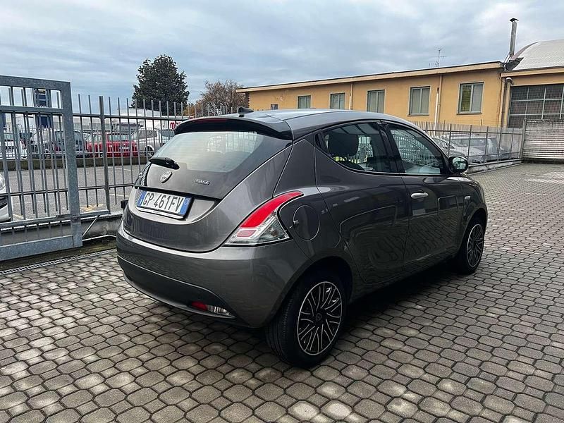 Usata Lancia Ypsilon Silver 69 CV (50 kW) 2023 Grigio Utilitaria