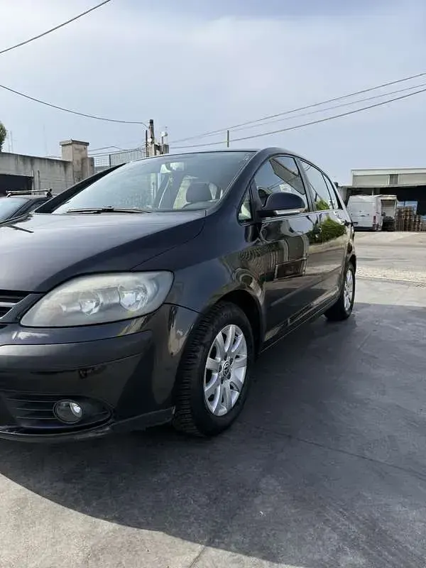 Usata VW Golf V Highline 105 CV (77 kW) 2007 Berlina