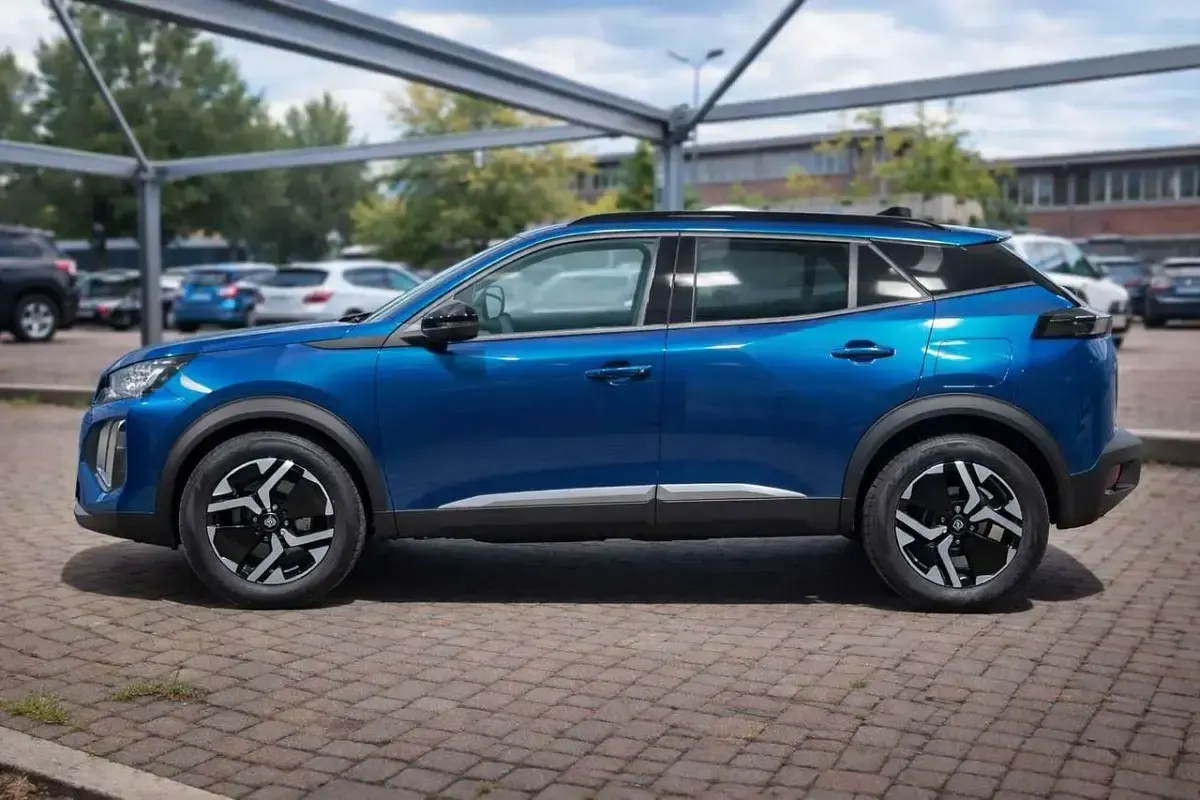 Usata Peugeot 2008 Allure 131 CV (96 kW) 2025 Blu obsession SUV