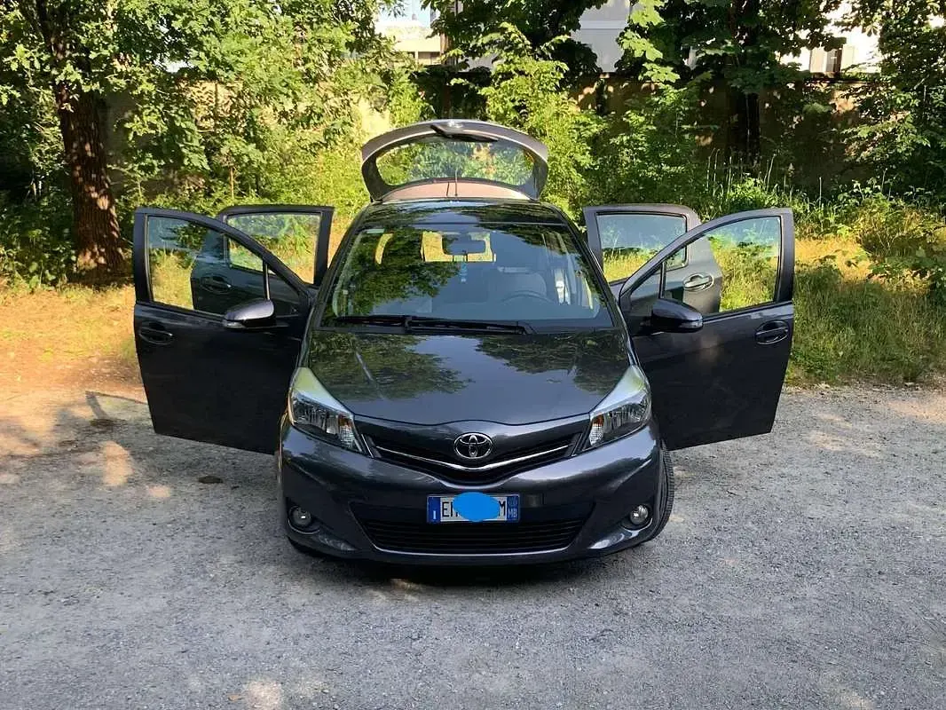 Usata Toyota Yaris Lounge 99 CV (72 kW) 2012 Grigio Utilitaria