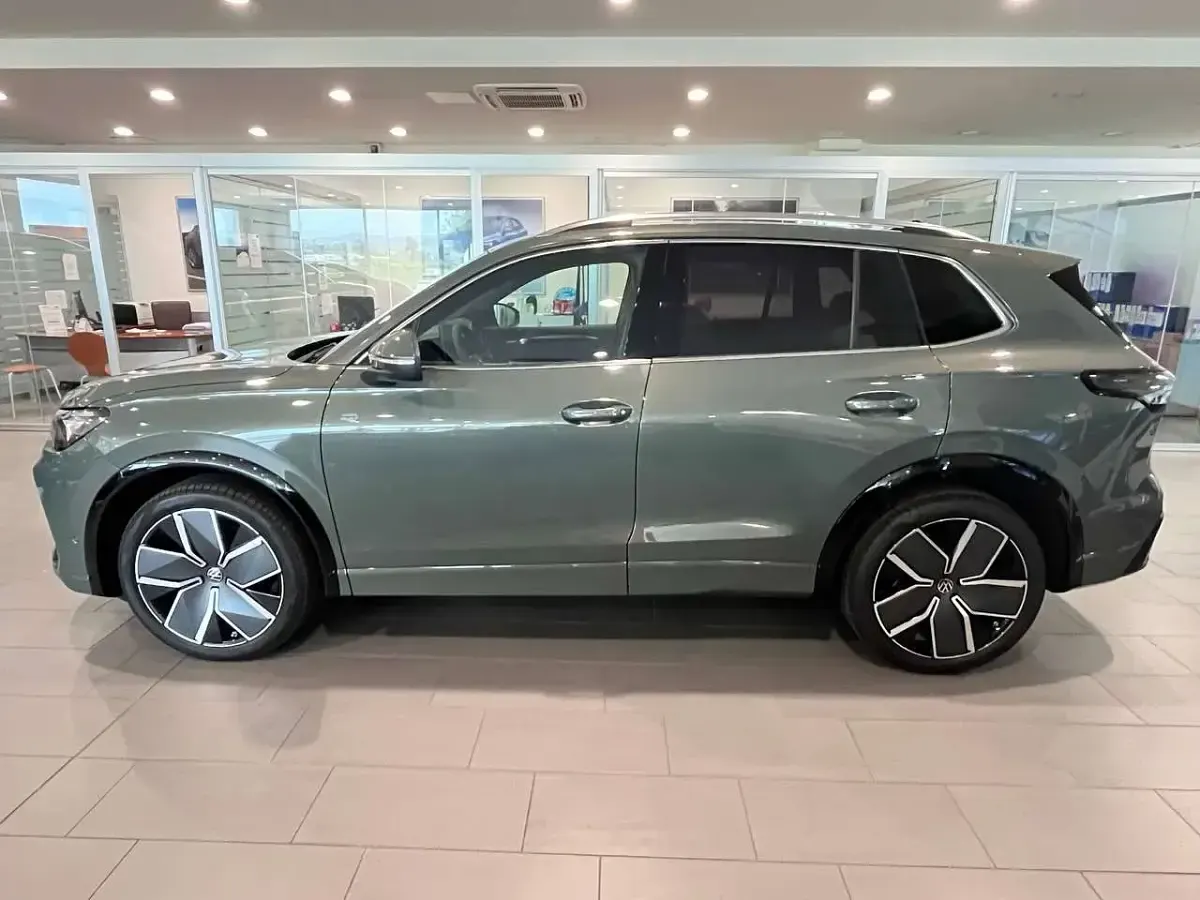 Nuova VW Tiguan R-line Plus 150 CV (110 kW) 2026 Velvet green SUV