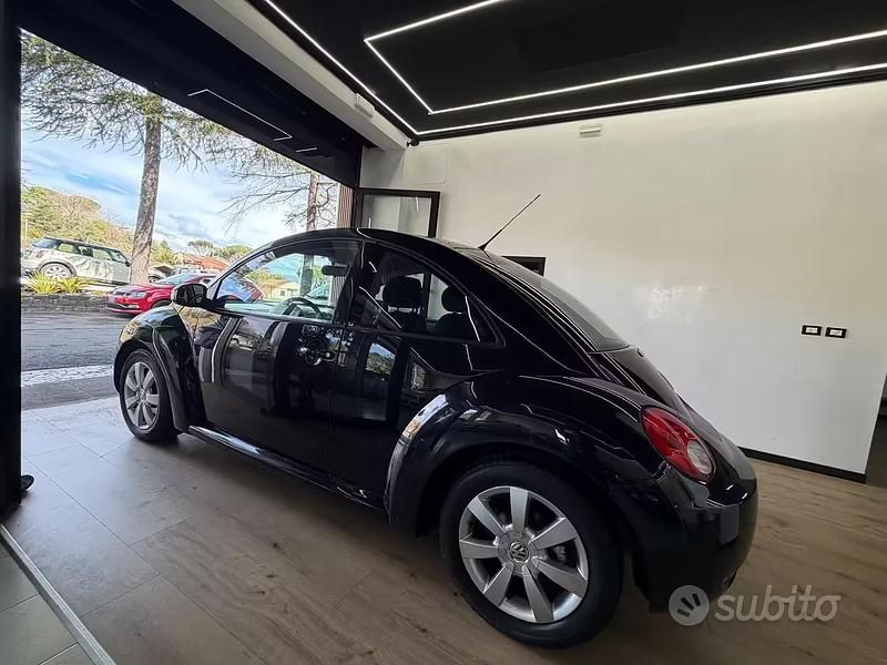Usata VW New Beetle 105 CV (77 kW) 2008 Nero Utilitaria
