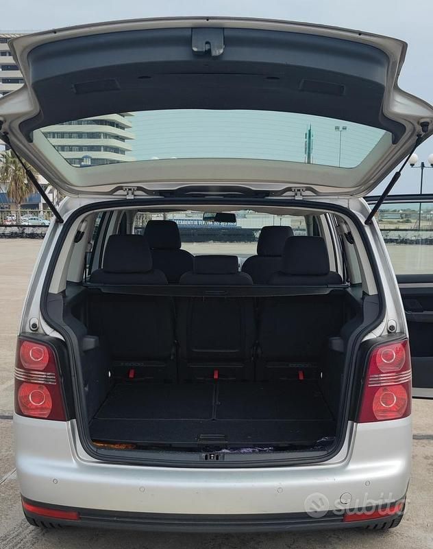 Usata VW Touran 140 CV (102 kW) 2010 Grigio Monovolume