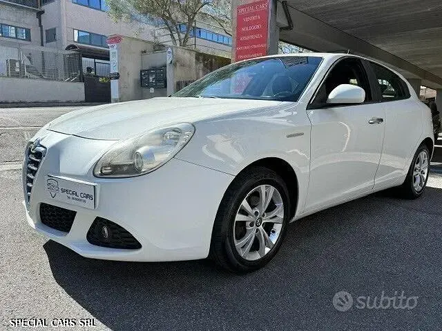 Second-hand Alfa Romeo Giulietta Distinctive 105 CP (77 kW) 2011 Alb Hatchback