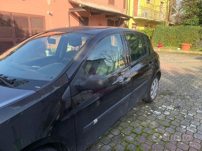 Nero Usata 2006 Renault Clio II Utilitaria | 1600 € (Ottimo prezzo) - Immagine 1/4
