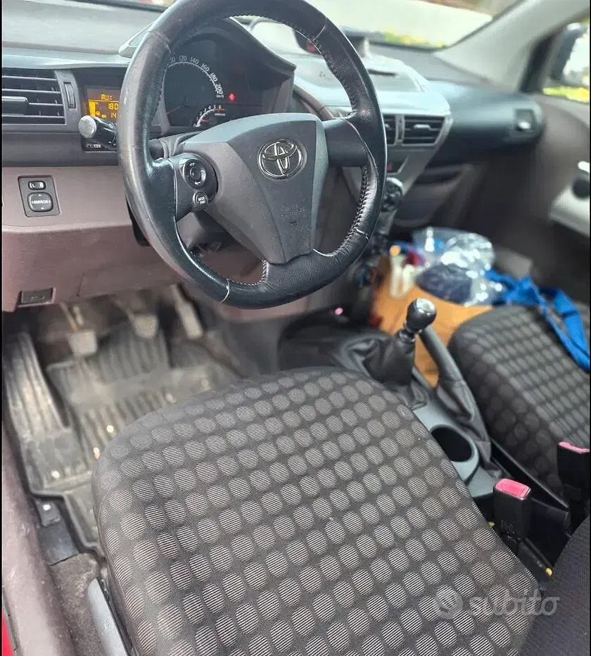 Begagnad Toyota iQ 90 HK (66 kW) 2009 Svart Halvkombi