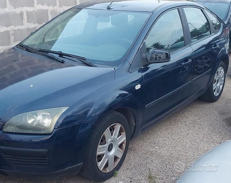 Begagnad Ford Focus 2005 Blå Sedan