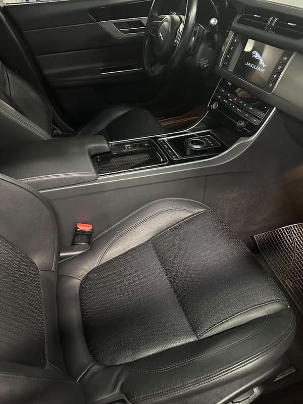 Usata Jaguar XF Prestige 180 CV (132 kW) 2016 Grigio scuro Berlina