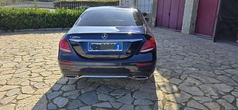 Usata 2017 Mercedes E220 Premium Plus Tre volumi | 25.000 € (Buon prezzo) - Immagine 1/4